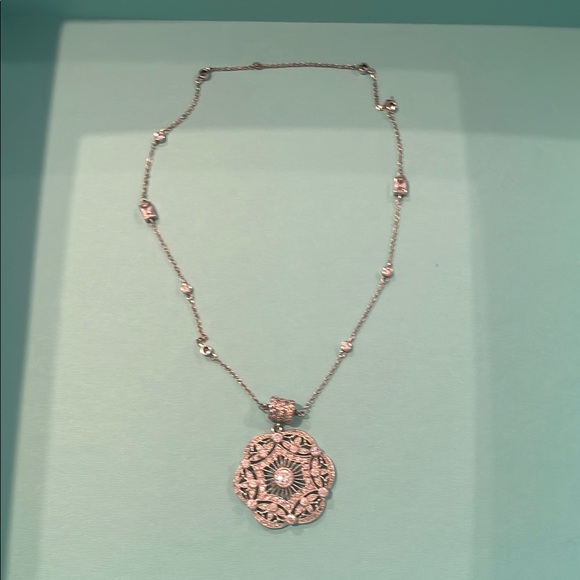 Jewelry - Elegant Silver Pendant Necklace